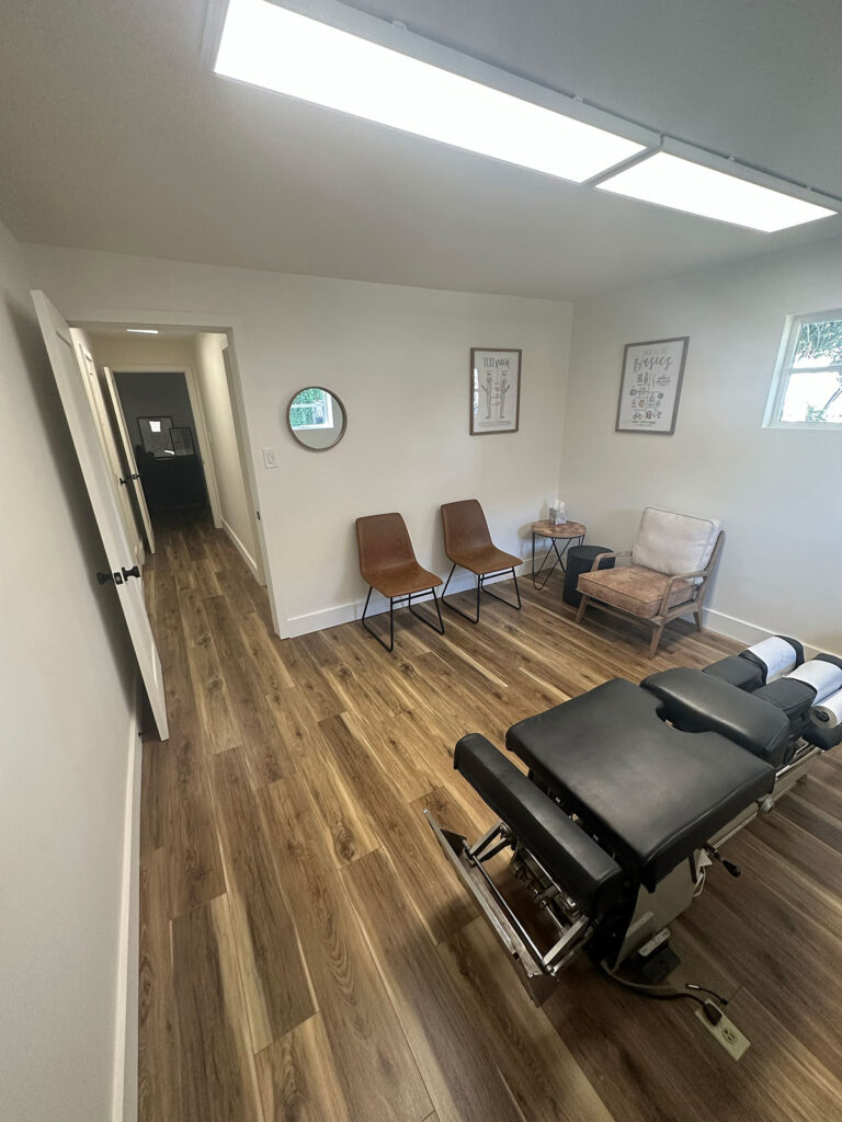 Picture of a finished chiropractic examination room